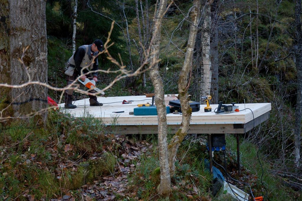 Side 5 Tilpassing av massivtredekke med håndverktøy på plassen.