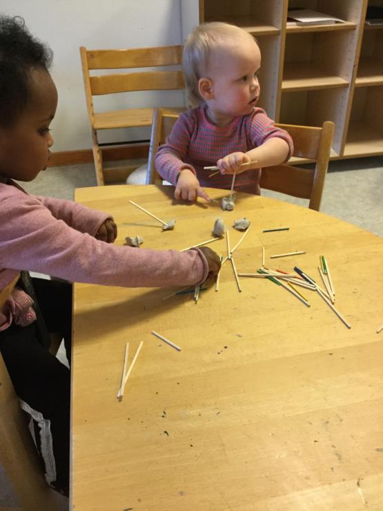 Forming. I januar har vi jobbet videre med leire, som vi så vidt prøvde oss på før jul.