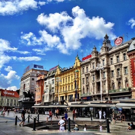 Ved ankomst møter vi vår reiseleder og bussen kjører oss til vårt hotell, som ligger sentralt i Zagreb med kort gang avstand til gamlebyen.