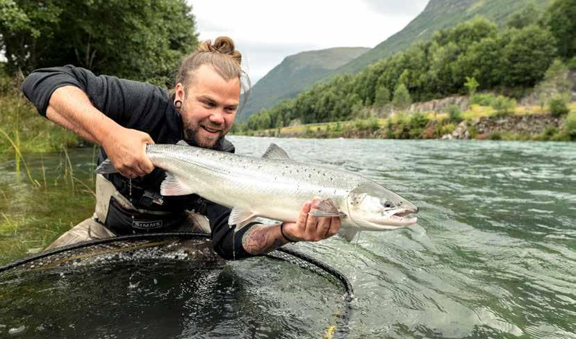 Foto: Hans Kristian Krogh-Hanssen Kim Johannessen med fast fisk i Stryneelva.