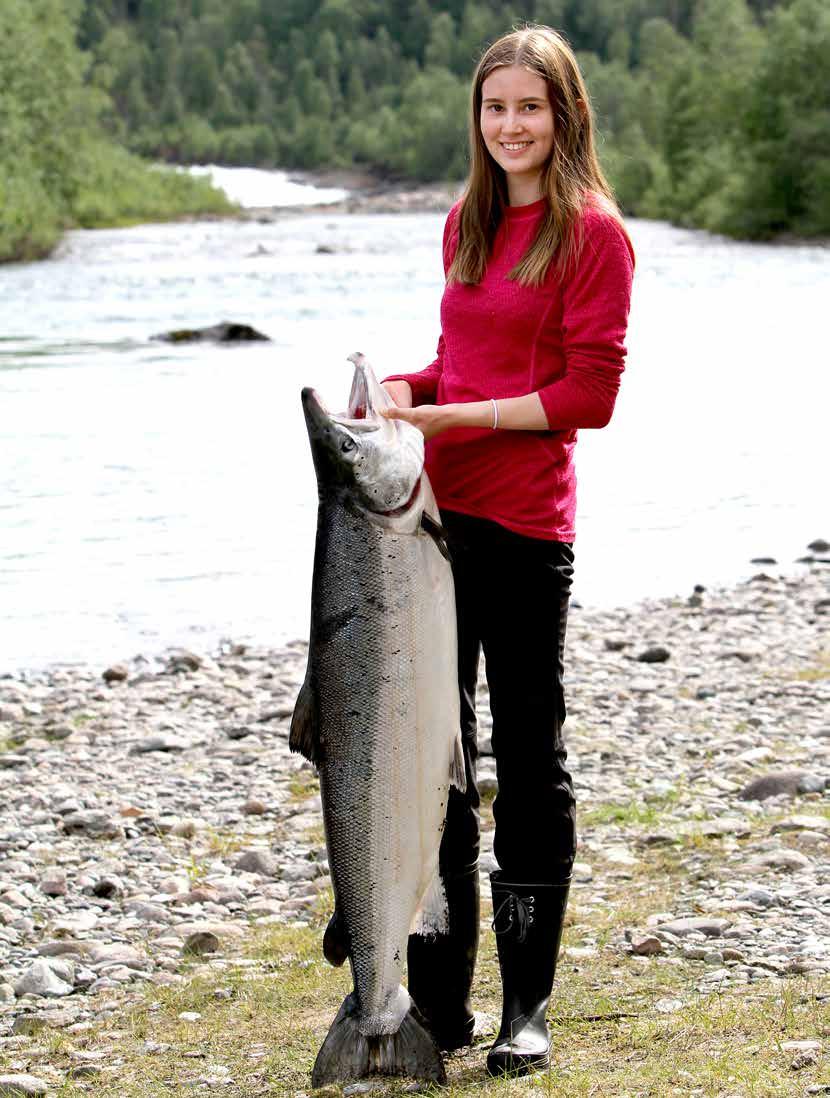 Foto: Norske Lakseelver Foto: Steinar Holen Fornøyd førstereisfisker, Marie Nystad,