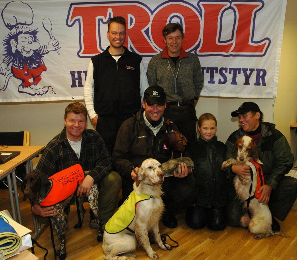 Vinnerne og dommere i Forus Open 2006.11.27 Foran fra venstre Anders Simensrud med Laika (2 pr.), Cato M Jonassen med Kustus (1 pr.) og Marie og Sofie Ottesen med Rips.