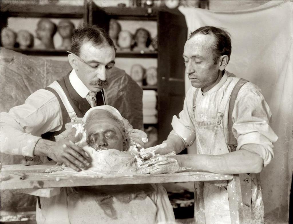 To menn som arbeider med å lage en dødsmaske i New York, ca. 1908. Kilde: https://en.wikipedia.org/wiki/file:making_death_mask_edit_4.