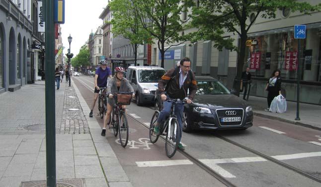 Oppmerkede brede sykkelfelt vil også kunne fungere godt. Det er en forutsetning at gata ikke har gateparkering tett på sykkelfeltet.
