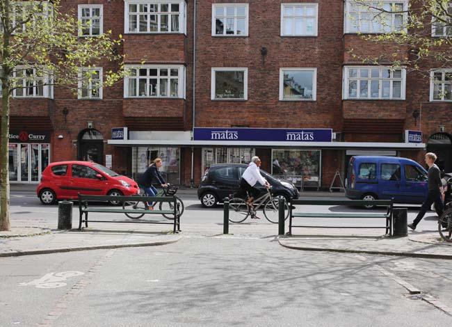 Ny! )LJXU Sykkelpassasje for sykkelkryssing over en underordnet gate i bysituasjon.