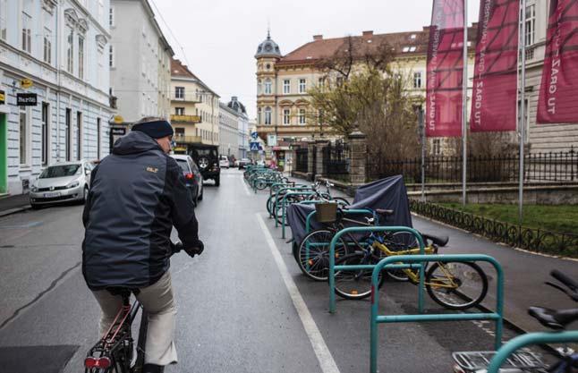 Sykkelparkering Etablering av god sykkelparkering krever kjennskap til syklistenes behov og atferd. Her presenteres Oslo kommunes anbefalinger for sykkelparkering på offentlige steder.