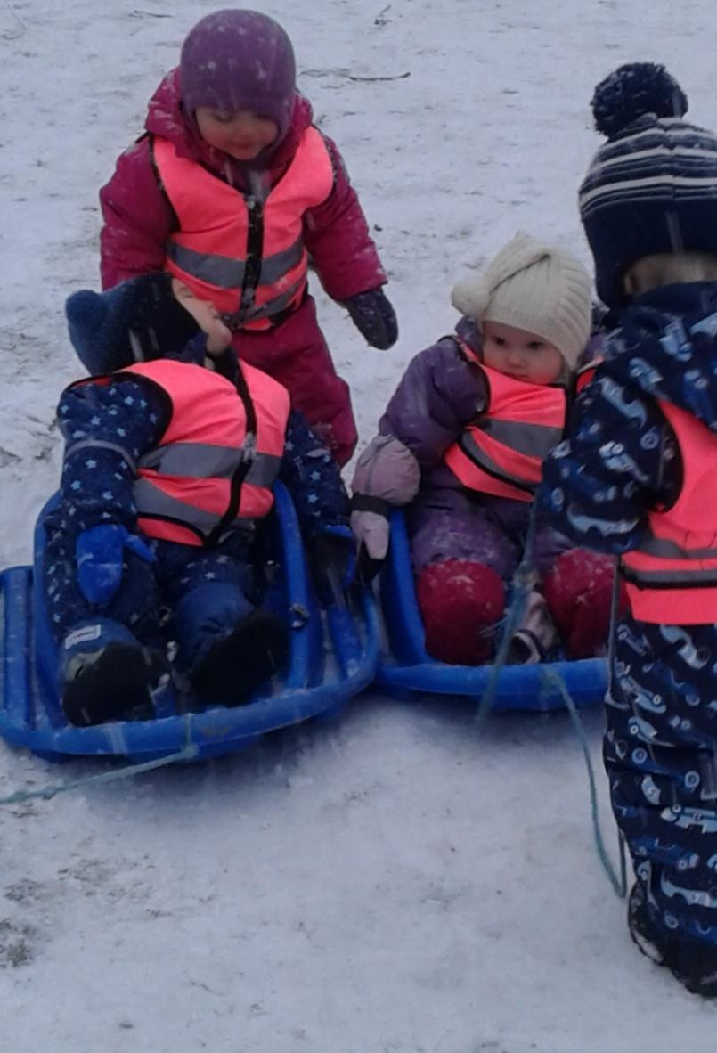 I begynnelsen trengte flere hjelp til å komme seg ned igjen, men etter hvert har barna selv funnet varierte måter å