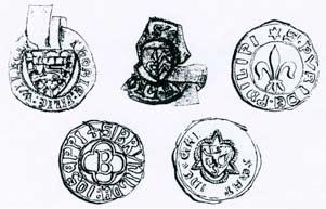 Vi har også de såkalte heroldsfigurer som pæl, bjelke, sparre, skråbjelke og særlig kors. Av kors finnes det mange forskjellige av i heraldikken (Woodward 1969, s.141-142, 151-162).