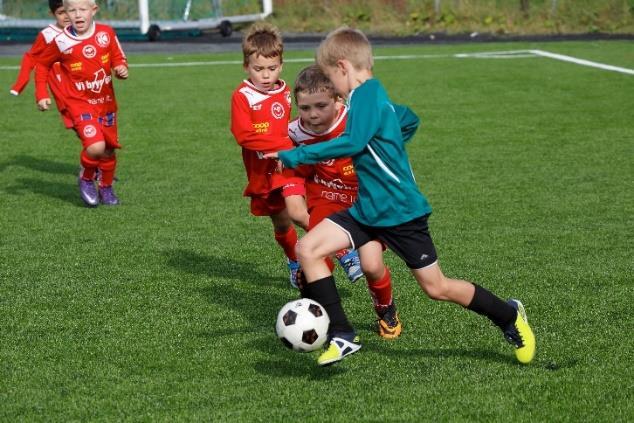 Ekstra spiller i barnefotballen. Når differensen i en kamp blir fire mål, kan det laget som ligger under sette inn en ekstra utespiller.
