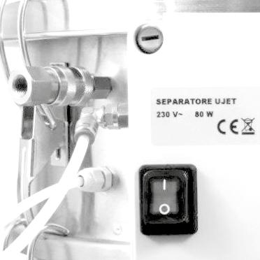 Kompressoren fyller en intern tank med komprimert luft (2lt) som brukes til å rengjøre filteret (fra 3 min til 10 min periodisk) UJET = Støvsugeren er levert med en hurtigkobling for trykkluft-anlegg