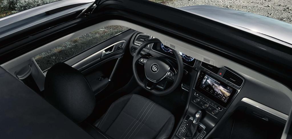 Ustoppelig 01 Kupeen i Volkswagen Golf Alltrack imponerer med flott design og materialer av høy kvalitet.