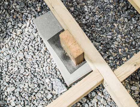 Hvis underlaget er hardpakket og jevnt, og hvis terrassebordet skal ligge nær bakkenivå, kan fundamentet bygges på betongheller.