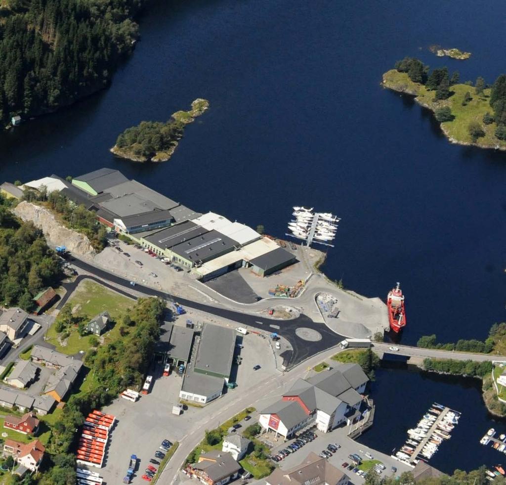Som det går fram av foto er her avgrensa med parkeringsareal, Båtlaget har stadig press for å utvide bryggja.