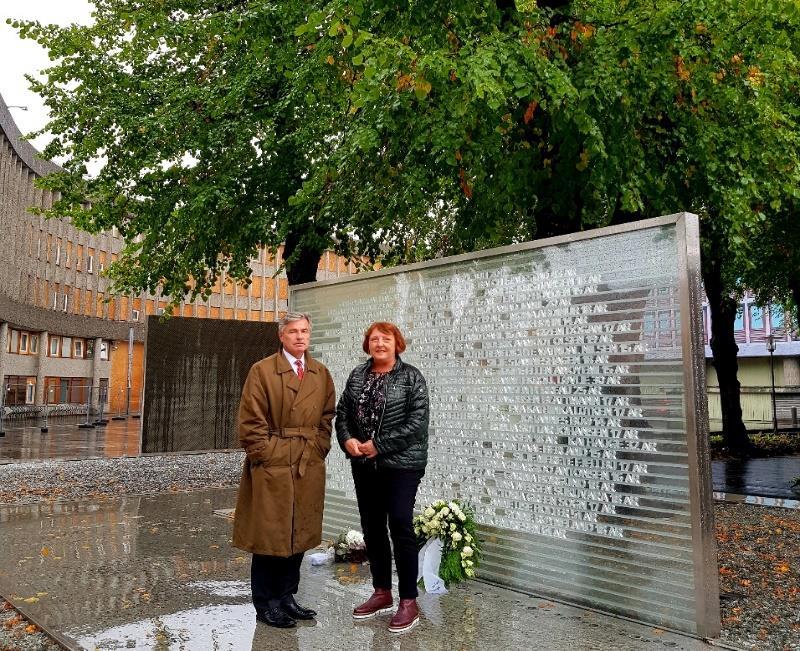 Den amerikanske ambassadøren Kenneth Braithwaite la ned en krans ved 22. juli minnestedet i Regjerings-kvartalet.
