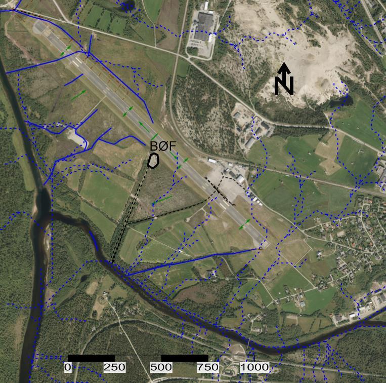 Figur 7-2. Grøfter og overvannsledninger vises med sort stiplet linje. BØF er vist med sort polygon. Grønne piler viser retning avrenning fra rullebanen. Blå linjer er bekker.