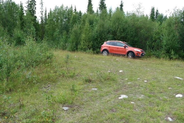 Området øst for elva består av et grustak som benyttes til parkering, her er det satt opp et treskilt som henviser til Børgefjell nasjonalpark Vest for elva er det et område som også benyttes