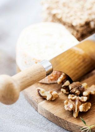Oak ostekniv med to håndtak Rustfritt stål med eikehåndtak. En effektiv ostekniv som lett deler store oster i mindre deler. Den perfekte ostekniven til osteeksperten.