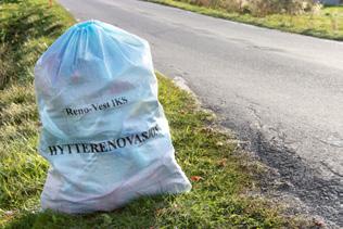 Vi kan sende sekkene til aktuell bostedsadresse (porto tilkommer) Henting av full blå hyttesekk: Sekken settes frem til vei der hvor renovasjonsbilen kjører.