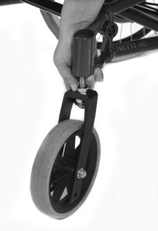 For å sjekke at drivhjulet sitter skikkelig i navet, fjern fingeren fra knappen og dra i drivhjulet. Dersom drivhjulet ikke låser seg skikkelig, la være å bruke rullestolen og kontakt en forhandler.