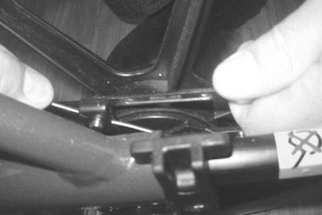 Hvis hjulet ikke bremser skikkelig: For å justere wiren på en eller begge sider, skru stillskruen ut 2-4 omganger og kjenn etter om hjulene tar bedre.