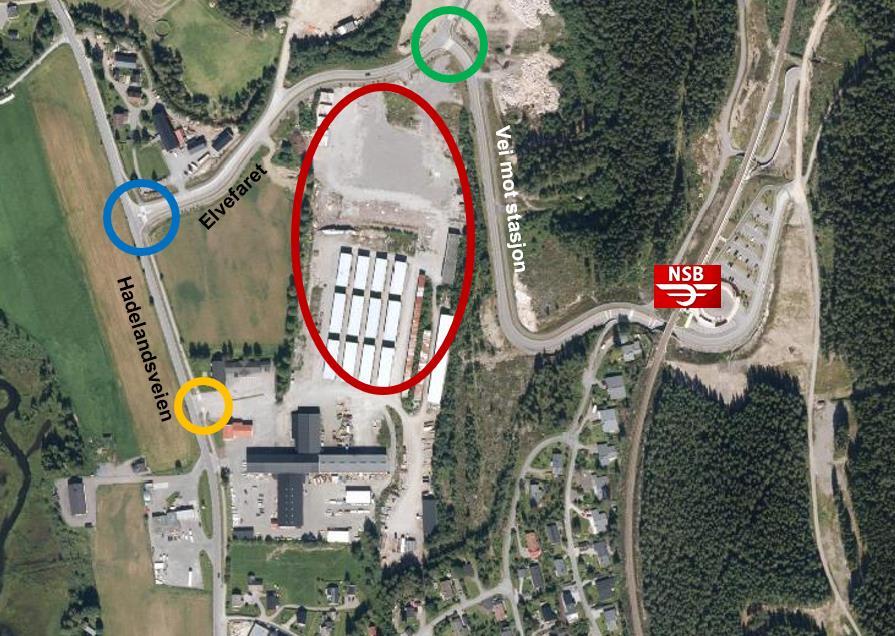 Figur 2: Planområdet (innenfor rødt område) og Harestua stasjon (NSB). Kryss Hadelandsveien x Elvefaret, merket med blått og adkomstkryss direkte fra Hadelandsveien markert med oransje.