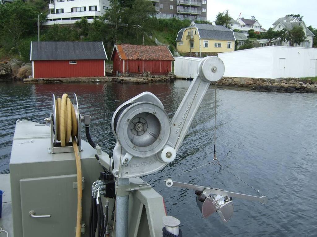 Naudodden småbåthavn - Tilleggsundersøkelser og tiltaksvurdering 11 / 51 2 Prøvetaking Prøvetaking av sedimentprøver av overflaten ved bruk av Van Veen grabb ble gjennomført 30 juni 2011 fra båten