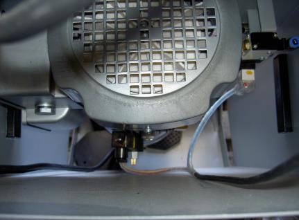 Kjøretøyet skal posisjoneres midt mellom løfteplattformene. Bukken betjenes fra kontrollpanelet.