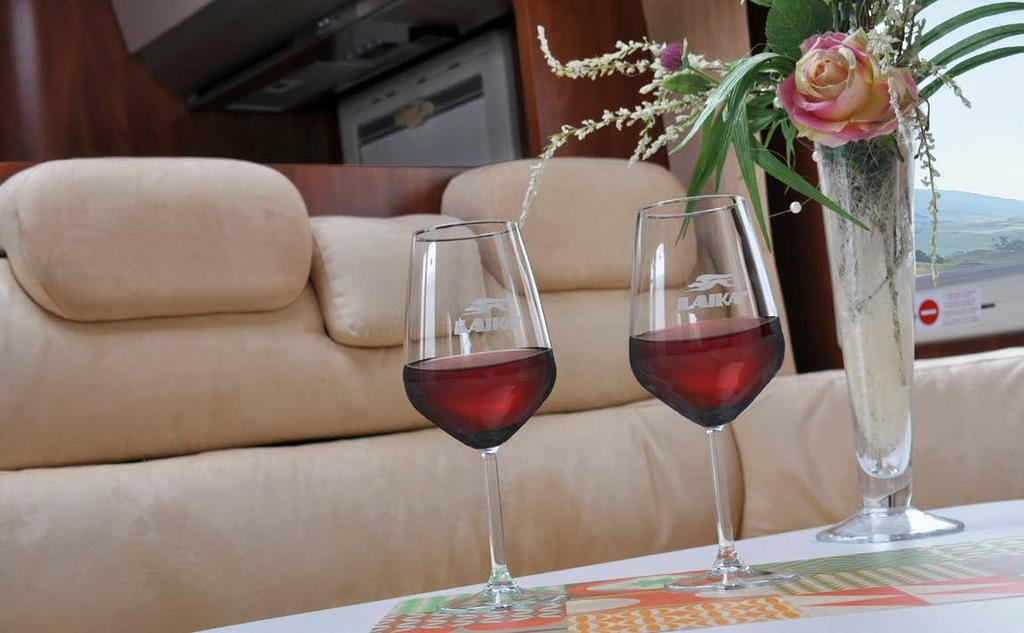 VINGLASS Romslig vinglass i design, tilpasset med hvit Laikalogga, perfekt for middager i bobilen og hjemme.