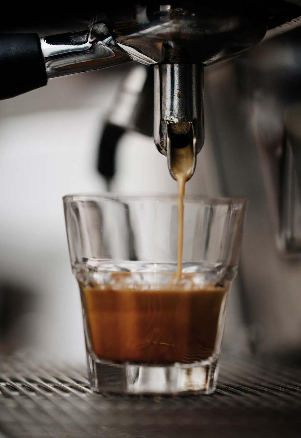 ESPRESSO Espresso tilberedes på en espressomaskin og gir ca. 3 cl. kaffe med fyldig konsistens, intens aroma og bittersøt smak.