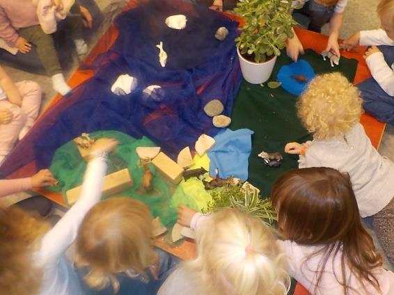 Bakgrunn Vi har i år valgt satsing på lek. Lek er det viktigste barn gjør i oppveksten.viktige elementer i lek er inkludering, felleskap, samhold, kreativitet, undring og nygerrighet.