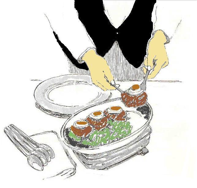 Russisk servering: Servitøren anretter maten på tallerkenen på et servicebord foran gjesten.