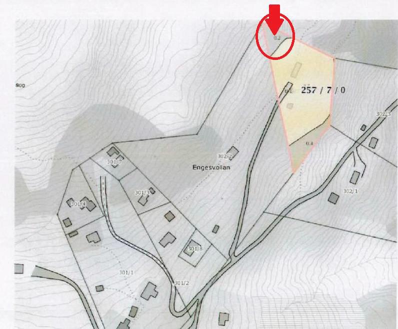 Figur 2 Situasjonskart som viser eiendommen som ønsker å fradele en tomt på ca. 500m2 (rød sirkel). Rådmannen gjør oppmerksom på at eiendommen ligger på et område avsatt til innmarksbeite.