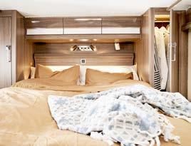 Bekvemme madrasser, smart oppbevaring og så vel kosebelysning som riktig bra leselamper sørger for mange timer med gullkant. 2. 4. Den L-formede sofaen gir høy komfort og kan gi plass til mange.