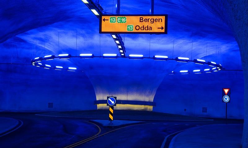 Bildet viser en rekke belysningspunkt med Lysarmatur som henger i kabelstige i tak inni en tunnel Bruksområde : Belysning tunnel Plassering : Henger i