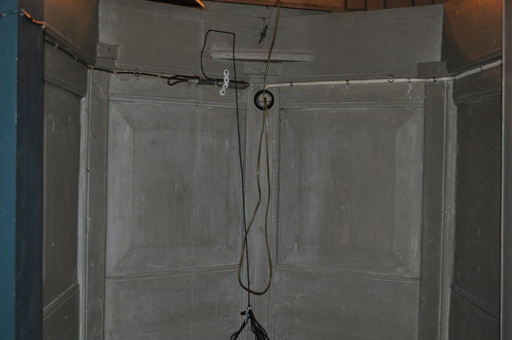 Fig. 5) Innsiden av prekestolen slik den fremstår i dag. Undersøkelser Visuelle undersøkelser Prekestolen ble undersøkt med det blotte øyet, lupe og feltmikroskop.
