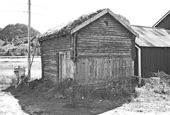 Huset skal opprinnelig ha vært kortere, og har blitt forlenget. 1840-0109-015. Rest etter kornlåve på et av bruka på Setså.