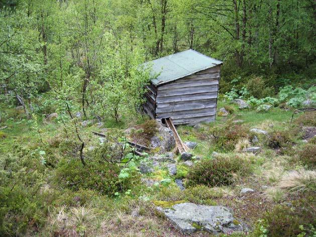 Bilde 1 og 2: Det gamle vasshuset ved setra til Nordre Teigen på Svartdalssetrene i Jora landskapsvernområde. Bildene er tatt i 2004 I møteboka for sak 8-2016 i Lesja fjellstyre 09.03.