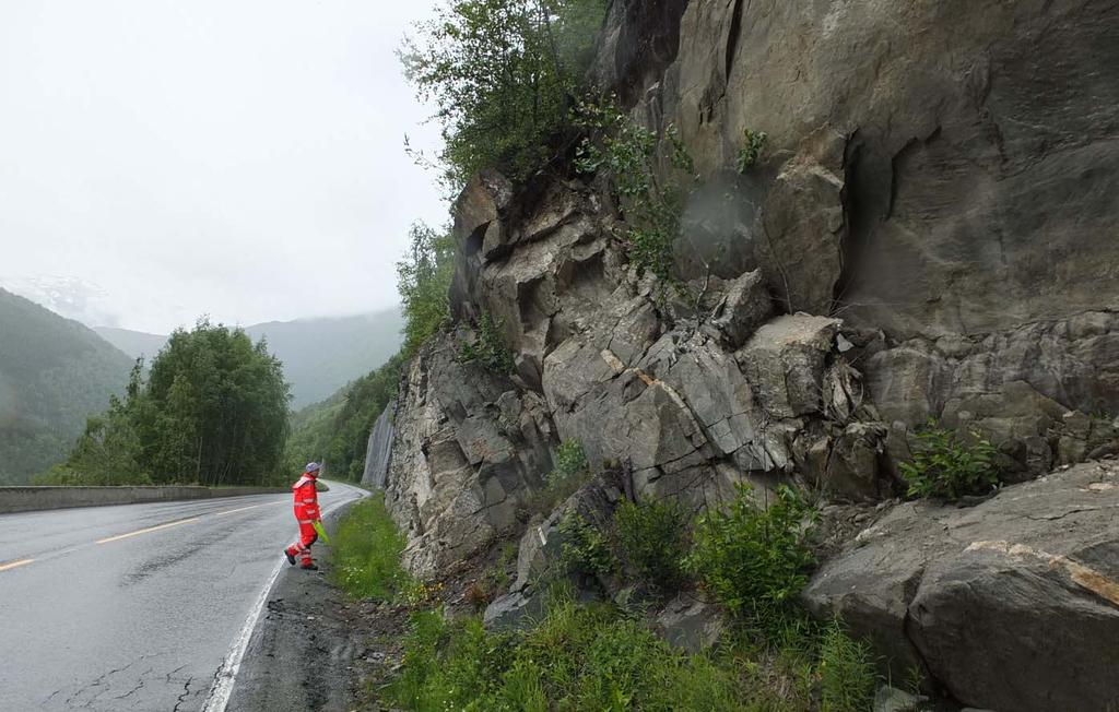 HP3 km 8,64 8,65 Bergskjæring som nylig har hatt nedfall av stein. Lagdelingen i berget fører til at blokker «velter» sakte ut mot vegen, se figur 26.