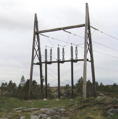 Side 6 Figur 1: Til venstre omsøkt mastetype for 66 kv ledning Innvordfjellet Daltrøa. Til høyre eksempel på kabelendemast, her med 132 kv spenning.