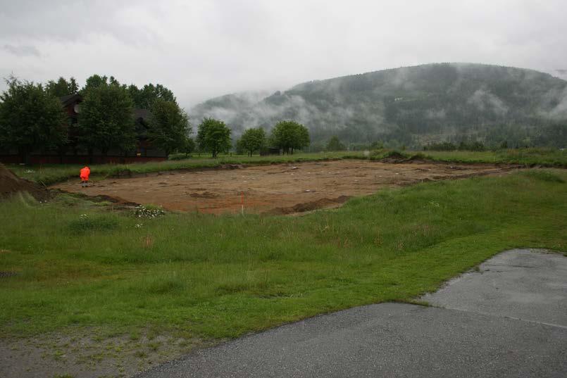 Cf34469_004 Oversiktsfoto av feltet, sett fra SV. 5.4 KILDEKRITISKE FORHOLD Deler av feltet var forstyrret som følge av moderne tiltak som arbeid med Rv7 og anleggelse av vannledninger.