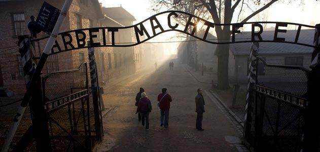andre verdenskrigs Holocaust. Byens gamle jødiske distrikt i bydelen Kazimierz var hjem til rundt 60 000 jøder før andre verdenskrig.