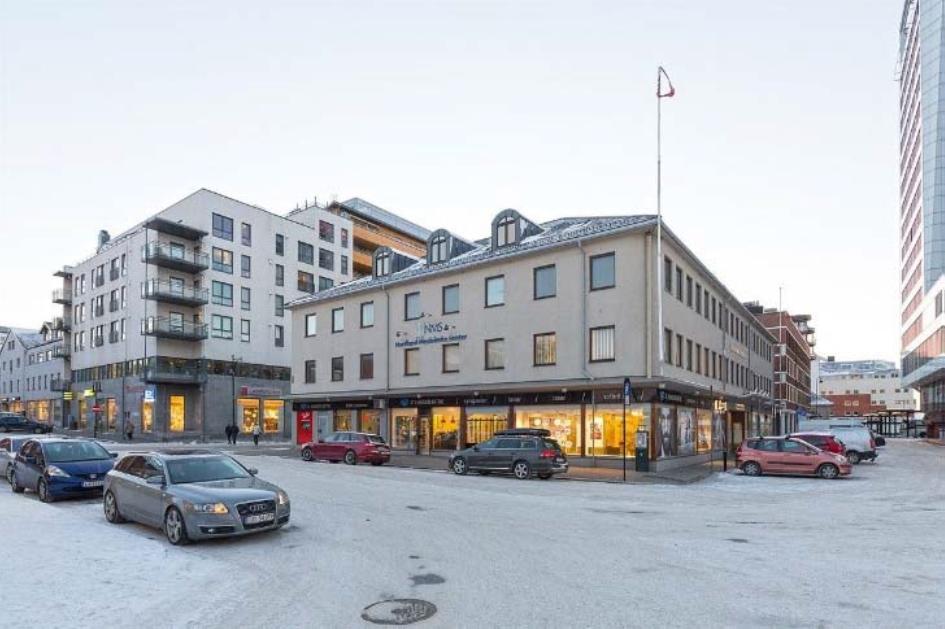 Før og etter mot Hundholmen plass/tollbugata (RATIO arkitekter) Formell behandling Da tiltaket bryter med gjeldende reguleringsplan må det behandles som ny detaljregulering.