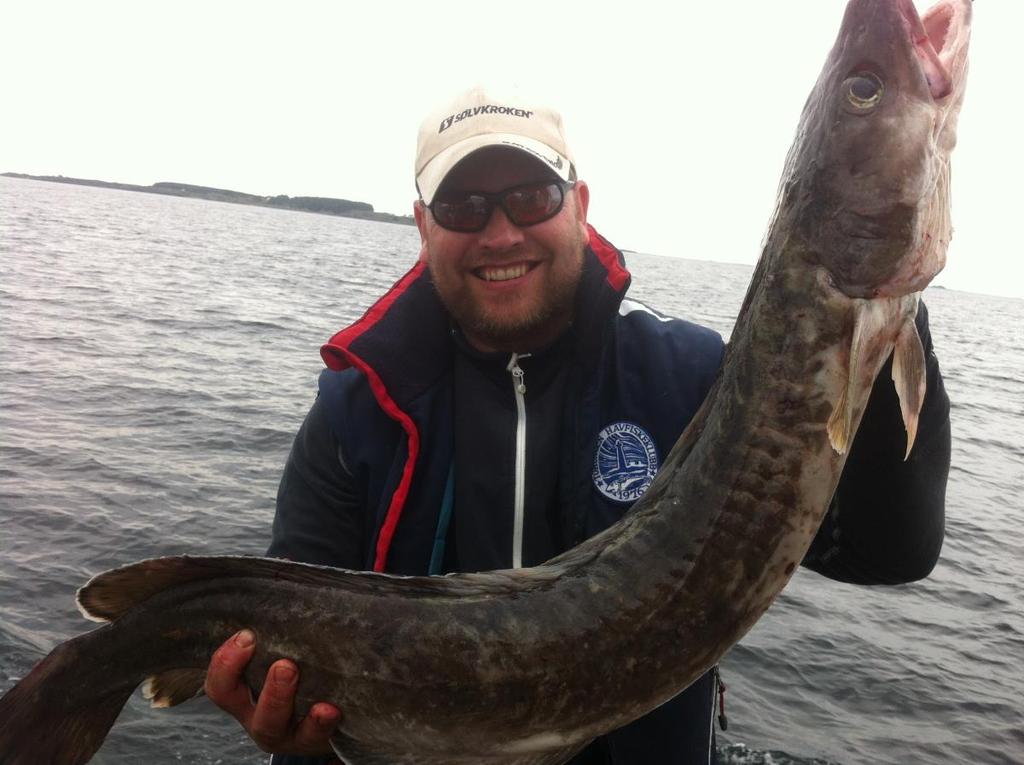 Are Andersen viser her fram sin fine lange fra festivalens andre dag. Fisken veide 5,72 kg. Are klarte en enda litt større fisk 3. dag. I dameklassen vant Torunn Handeland, Trondheim HK også tredje dag.