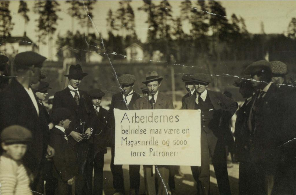 Fotografi av 1. mai-demonstrantar på Notodden i 1918.