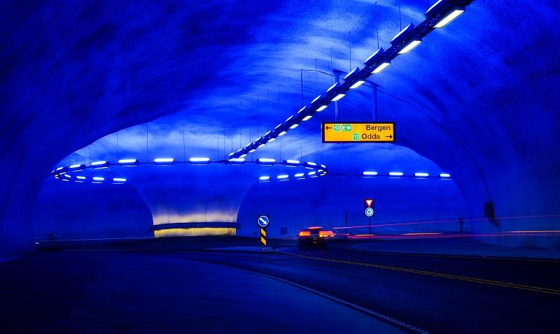 Belysning i tunnel Spektakulær lyssetting og rundkjøring inne i Butunnelen ved Hardangerbrua.