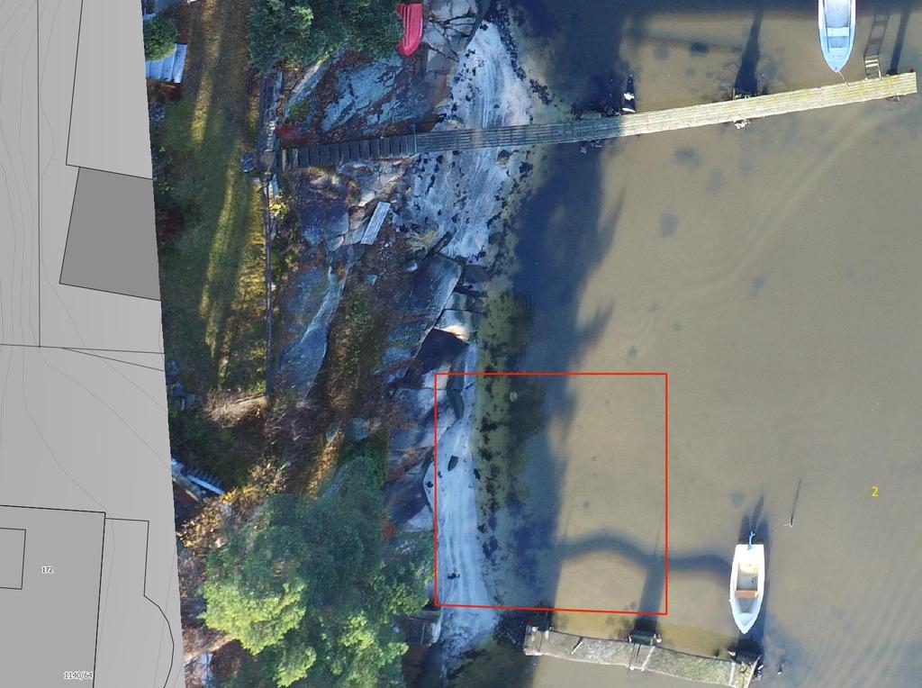 Lokalitet 2 Lokalitet 2. Dronefoto georeferert og lagt over et grunnkart i en gis-applikasjon (Topo2- gråtone).
