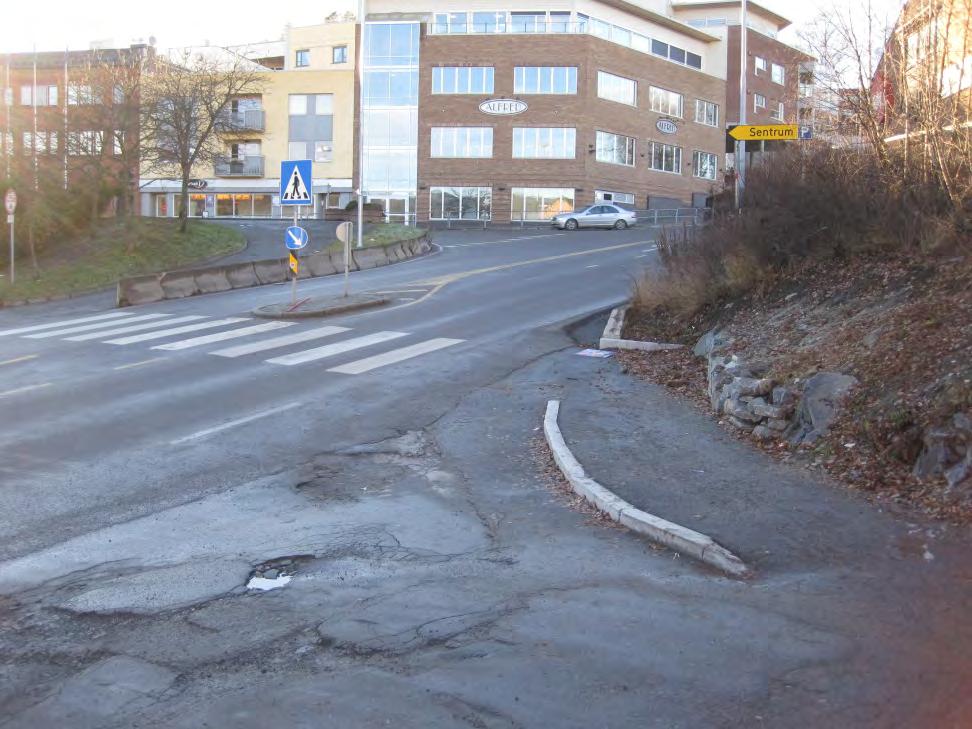 5.4 Gangfeltkryssing av Arnemannsveien i plan lenger vest Dagens gangfelt over Arnemannsveien ligger i den delen av Arnemannsveien som har brattest helning.