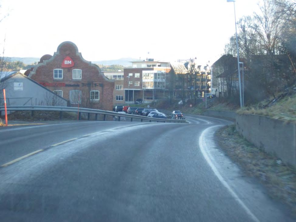 5.6.3 Vegens tverrsnitt og karakter I dag framstår Arnemannsveien som en landevei.