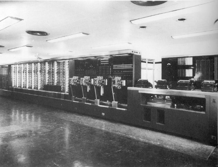 Radiorørmaskiner uten OS Det var ingen OS på de tidlige maskinene på 40- og 50-tallet Maskinene ble satt opp manuelt med kode og data før hver kjøring, av operatører som ikke selv var programmerere