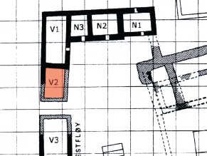 8.5 Vestfløyen, V2 I rommet V2 kan det fremdeles ligger urørte arkeologiske levninger under torva.